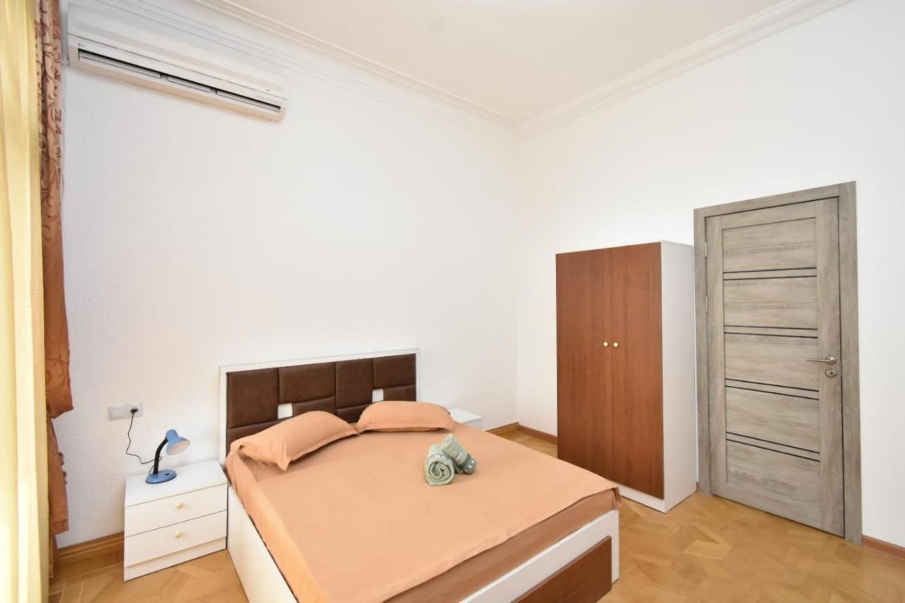 Guesthouses Opera Yerevan Bagian luar foto