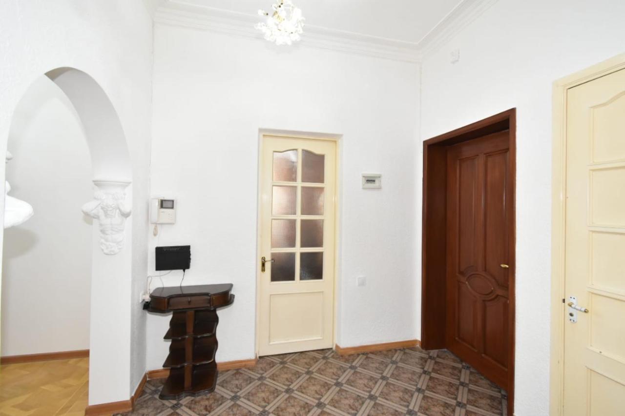 Guesthouses Opera Yerevan Bagian luar foto