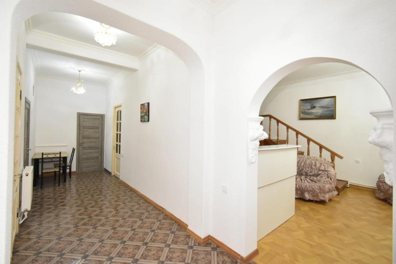 Guesthouses Opera Yerevan Bagian luar foto
